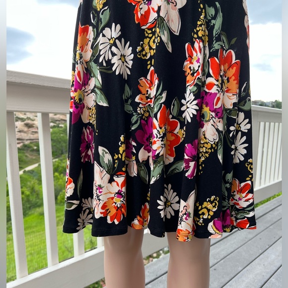 Agnes and Dora Floral Dress - Picture 8 of 11